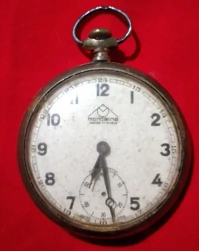 Antigo  relógio de  bolso Mondaine.(Não  funciona, para restauro ou decoração. )
