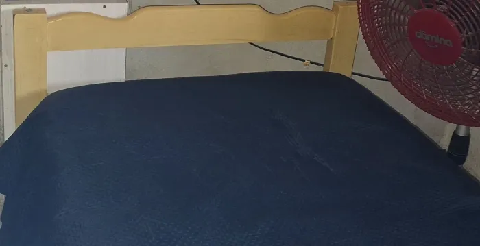 Vendo cama de madeira solteiro