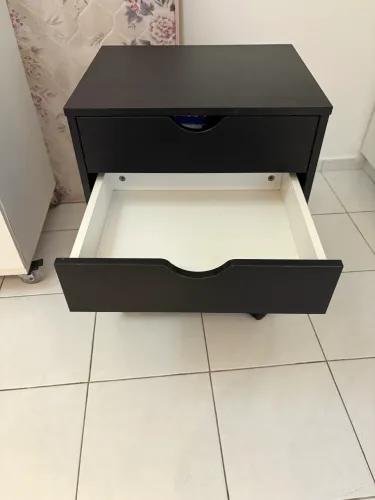 Mesinha de cabeceira com rodas