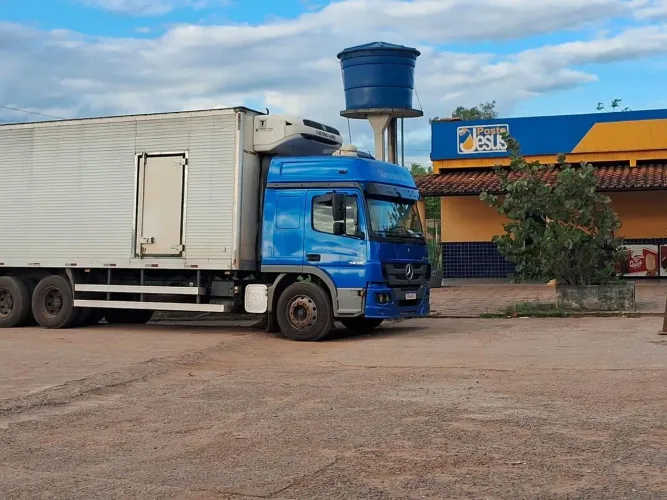 Caminhão Mercedes Atego 2426