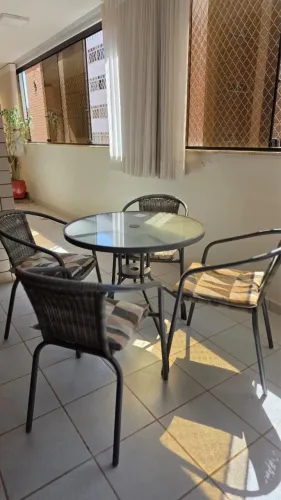 Mesa e cadeiras