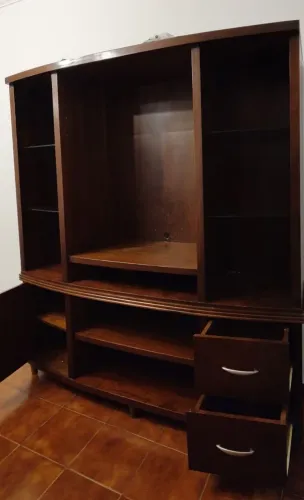 Estante de imbuía com gavetas e porta