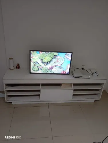 Um rack de MDF para sua TV e objetos decorativos + um centro de MDF com espelho no topo