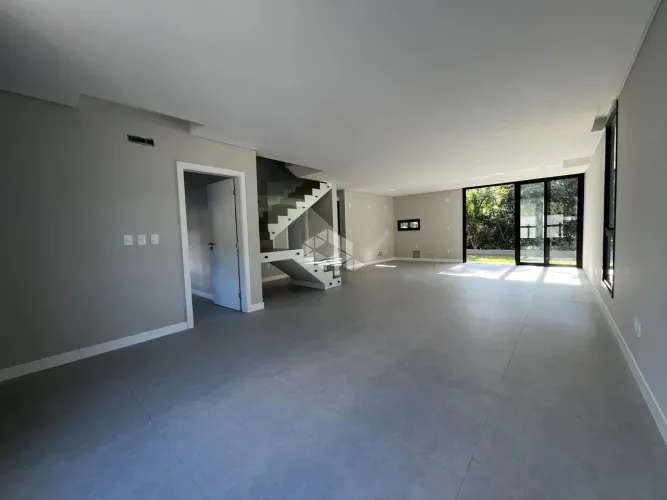 Casa de Alto Padrão com 4 Dormitórios Próxima à SC-401