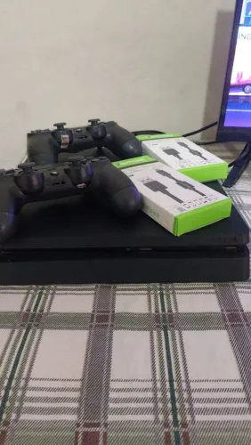 Ps4 slim 500gb mais 2 manetes e cabos não acompanha jogos