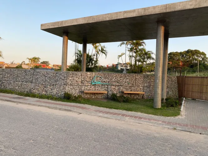 Vendo terreno em condomínio da praia do rosa com casa aprovada