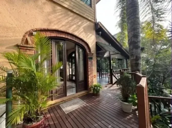 Casa mobiliada com aproximadamente 80 m² de área privativa, com 1 quarto sendo suíte, 2 ba