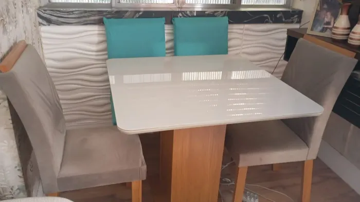 Mesa de jantar 04 cadeiras novíssima