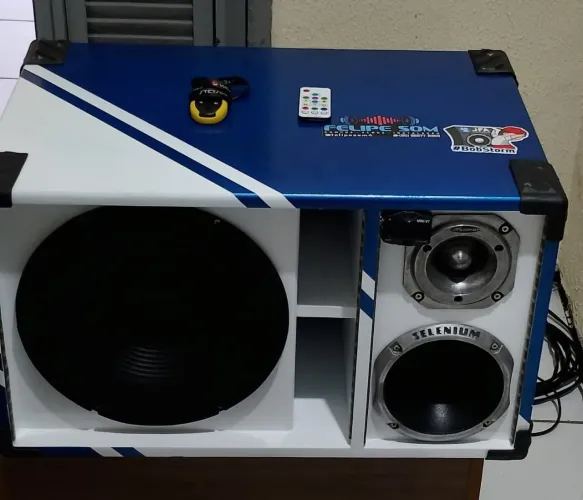 Vendo uma caixa de som