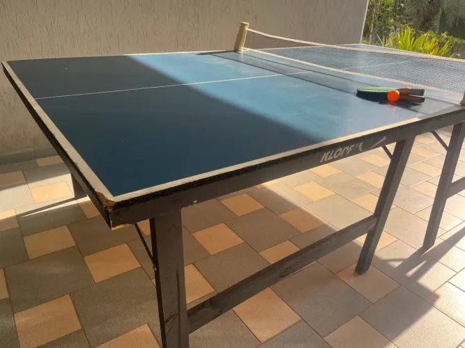 Mesa de ping pong com capa de proteção