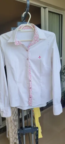 Camisa acinturada cor branca tamanho P.