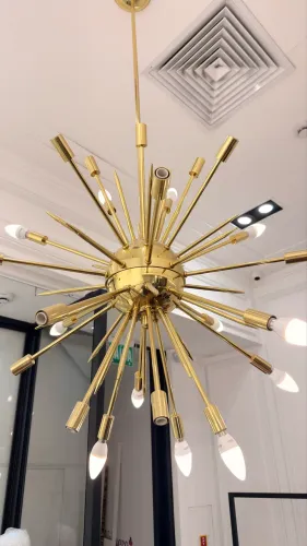 Lustre estrela dourada feito em metal nobre com haste rígida