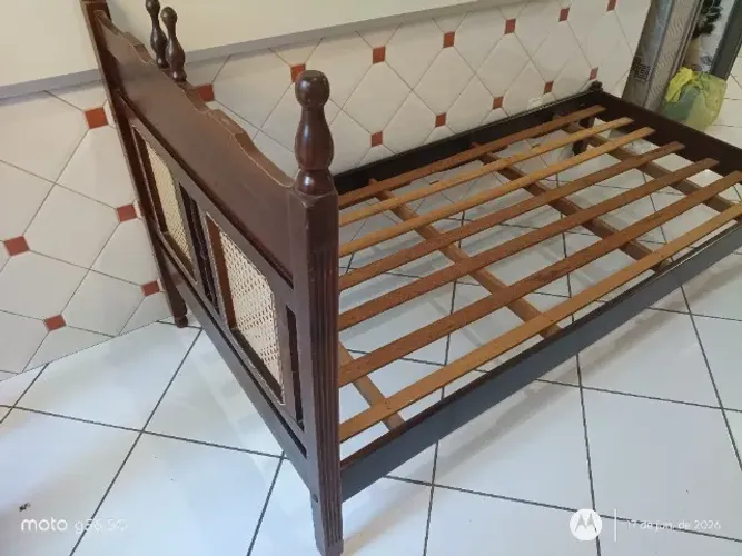 Excelente Cama de casal em Cerejeira tamanho padrão super conservada