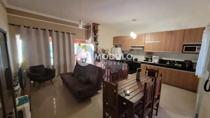 CASA RESIDENCIAL à venda, 2 quartos, 1 suíte, 2 vagas, NOVO MUNDO - Uberlândia/MG