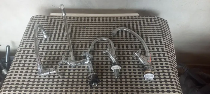 4 torneiras sendo 3 de metal