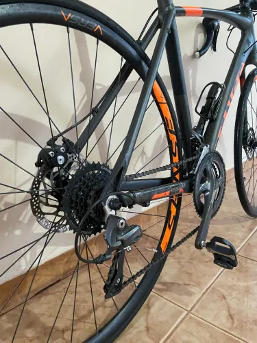 Bicicleta speed versa sense errada