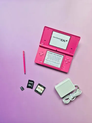 Nintendo DSi Rosa + Cartão SD 4Gb Lotado de Jogos + Jogo Mario Kart