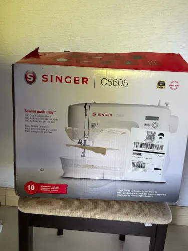 Vendo máquina singer  eletrônica perfeito estado revisada funcionando perfeitamente 