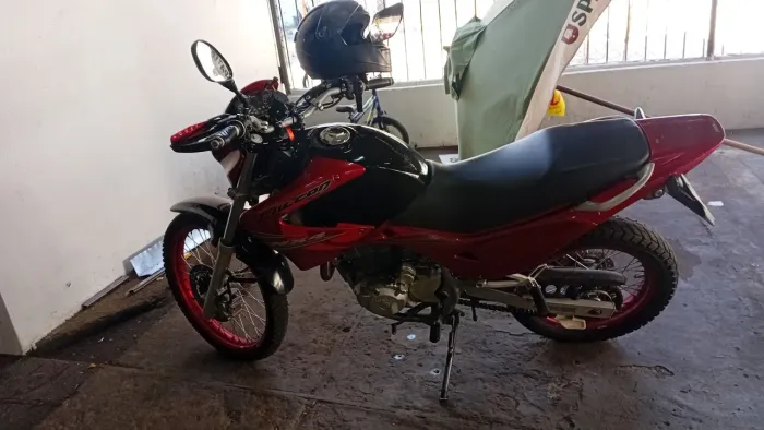 Moto muito conservada nao tem multa em dia 