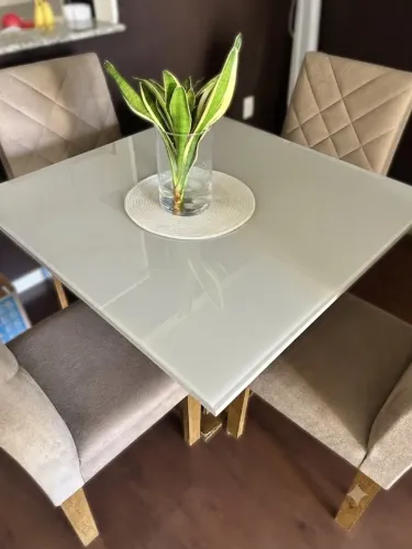 Mesa de Jantar Quadrada (Tampo de Vidro) + 4 Cadeiras Estofadas