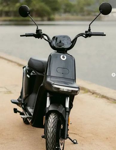 Scooter elétrica preta Onn N1 Lite