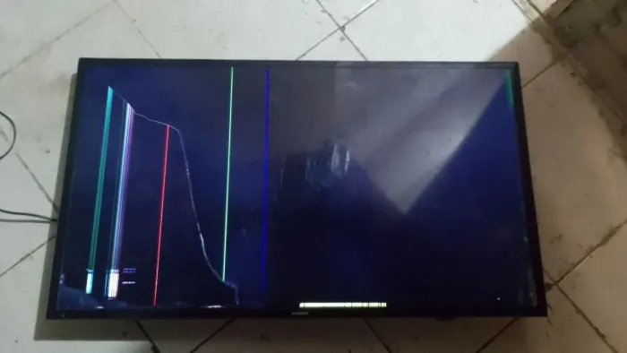 Smart TV Samsung 40" UN40J5200AG Tela Quebrada - P/ Retirada de Peças
