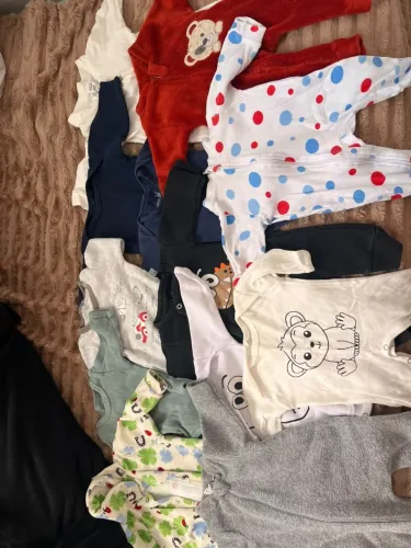 Lotinho de roupas bebê menino + mini berço+ fraldas Huggies