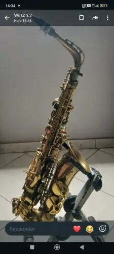 Saxofone super conservado