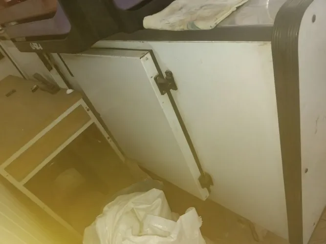 Vende-se material padaria 1 balcão 1 forno 5telas 1 armário 20 telas 1armário 10 teleas