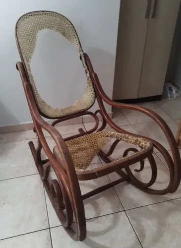 Cadeira de Balanço Antiga - Thonet em Madeira Vergada
