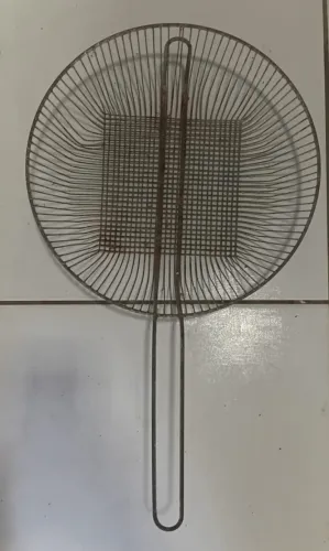 PENEIRA DE FERRO PARA FRITURAS: Cabo de 10 cm, Altura 4 cm, 14 de circunferência R$5,00