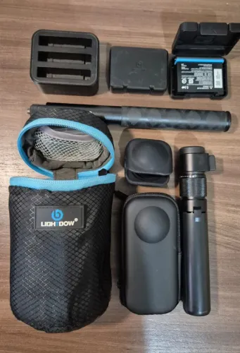 Insta360 X3 + MicroSD 128GB + Baterias + Bastões/Tripés