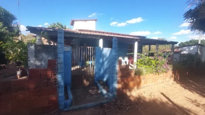 Casa com Terreno Amplo de 1.470m² com Galpão de Frente para a Pista