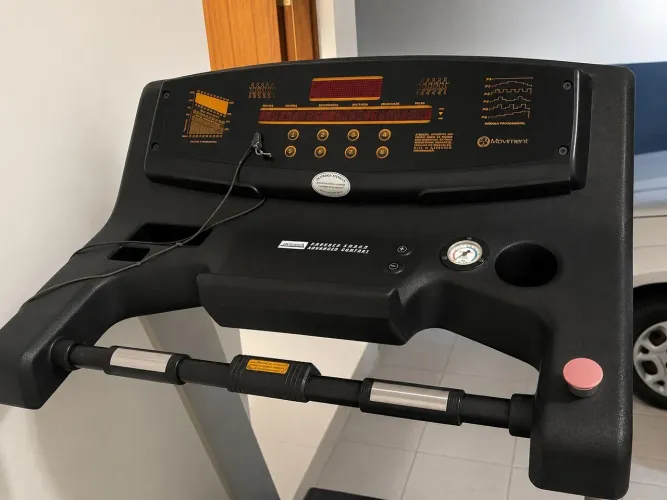 Esteira profissional Movement RT 300 PRO, robusta, com ampla área de corrida e inclinação