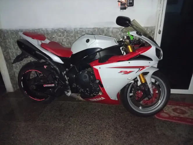 Yamaha R1 branca e vermelho 