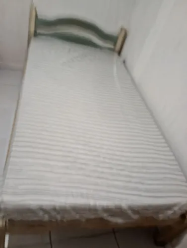 Cama de solteirão de madeira