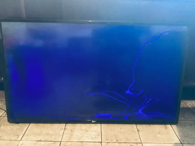 Smart TV LG 43" 43LJ5550 - Tela Quebrada (Sem Pés / Sem Controle)