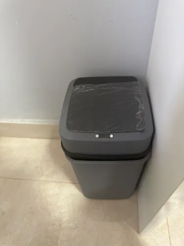 Lixeira automática bonita e moderna tamanho pequeno