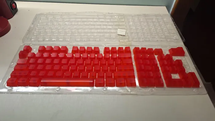 Conjunto de keycaps vermelhas translúcidas (sem caracteres)