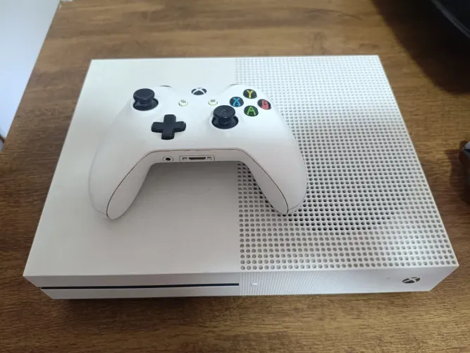 Xbox One S usado c/ controle - para repararo