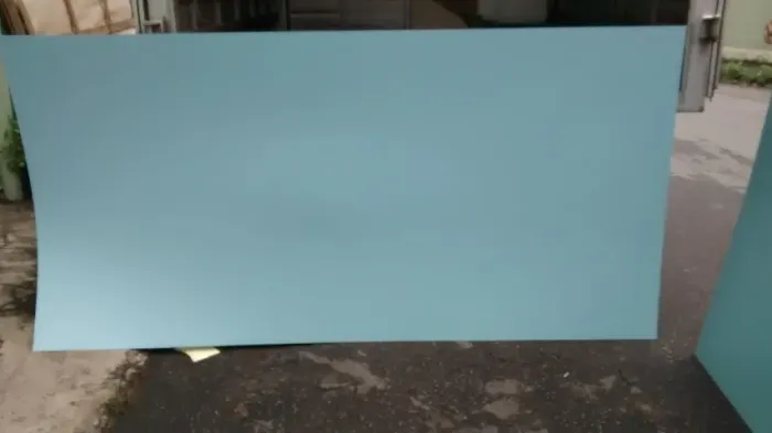 Chapa de formica na cor azul 2,52m x 1,25m x 1,3mm