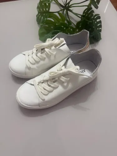 Tênis Arezzo branco com dourado