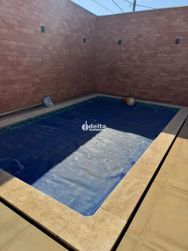 Casa residencial com 3 quartos disponível para venda no bairro Mansour em Uberlândia-MG.