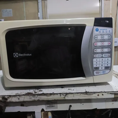 Vendo microondas Eletrolux 18 litros em bom estado