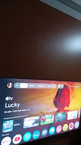 uma Smart TV TCL 50 polegadas