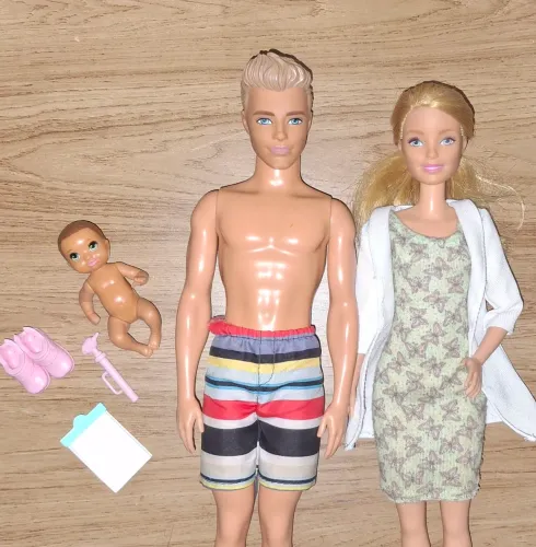 Lote Boneca Barbie e Ken + Mini Bebê e Acessórios 