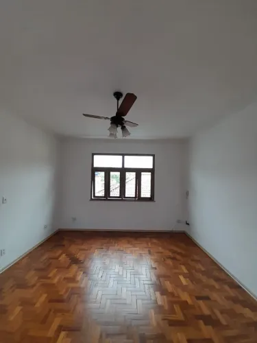 Casa de vila com 2 quartos + dependência e garagem reformada no Méier