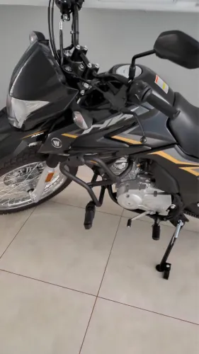 Moto estado de zero com apenas 200 km