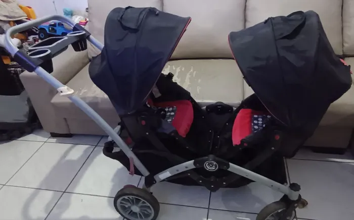 Vende se carro de bebê gêmeos