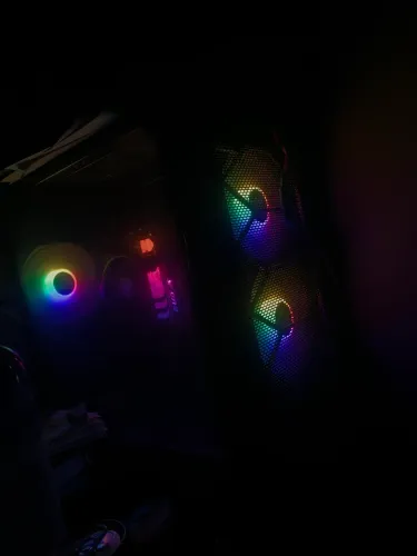 Computador com teclado, mouse pad e monitor